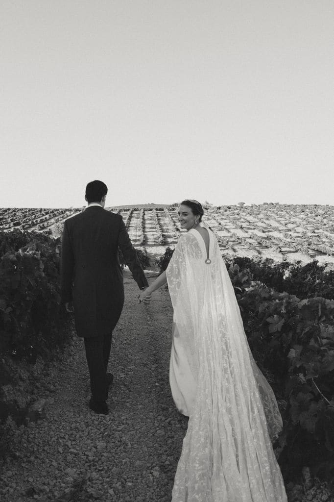 Blanca con vestido convertible con capa de Ana Herrero de Tejada