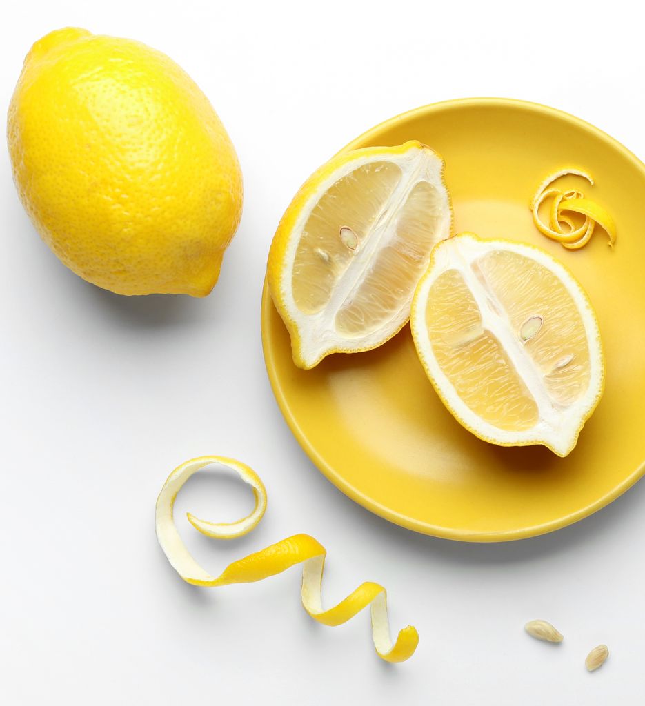 La piel del limón puede ser ingrediente de distintas preparaciones, mas allá de la repostería.