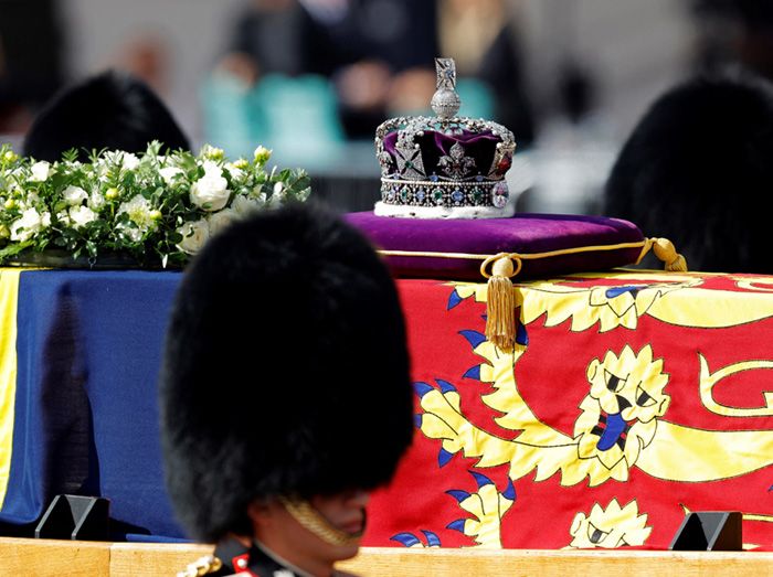ataúd de Isabel II en el cortejo fúnebre 