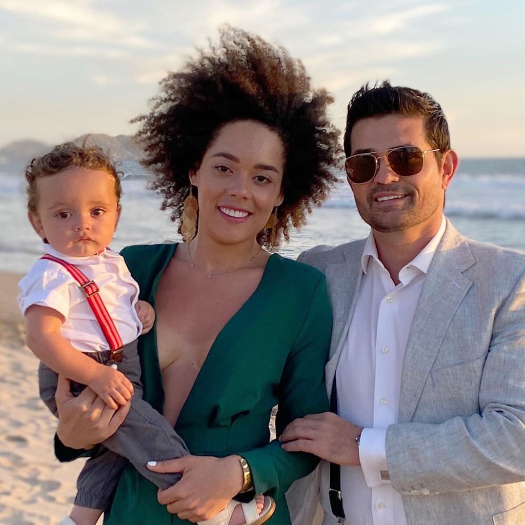 ferdinando valencia junto a su esposo y su hijo tadeo