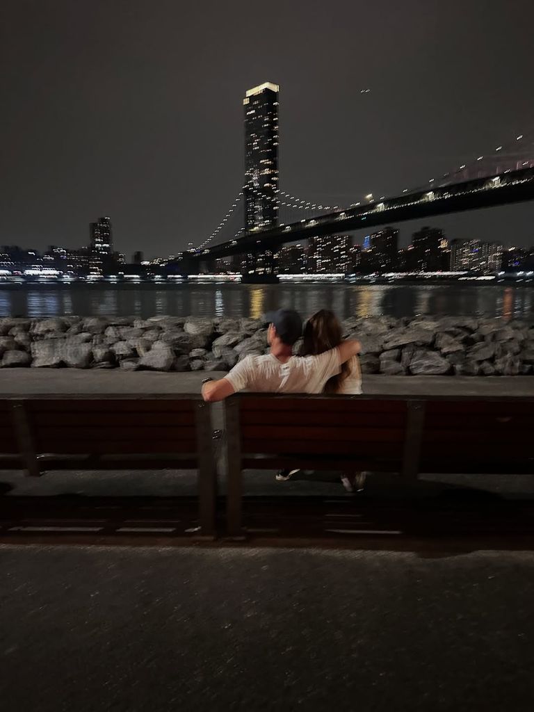 Nagore Aranburu y Xabi Alonso, en un banco en Nueva York en su 16 aniversario