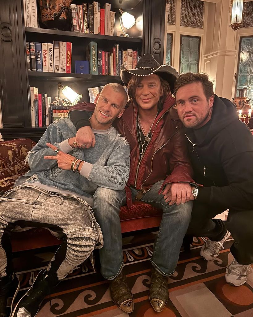 La apoteósica entrada de un irreconocible Mickey Rourke en el Gran Hermano británico