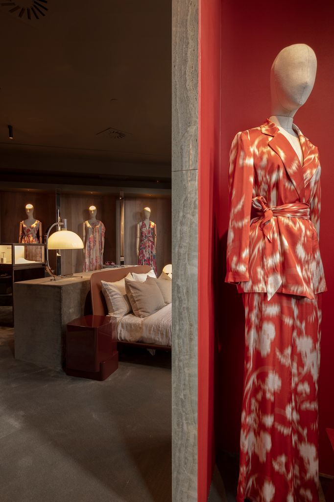 En primer plano, un maniqui que muestra un vestido diseñado por Juan Avellaneda