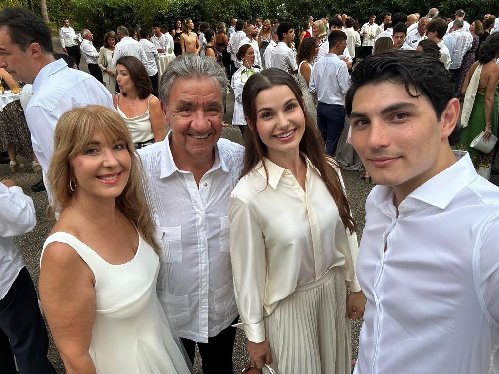 Elisabeth Reynes posa con el chef Koldo Royo en el Palacio de Marivent