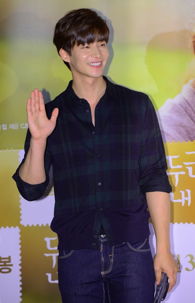 Plano medio del actor Son Jae-Lim 