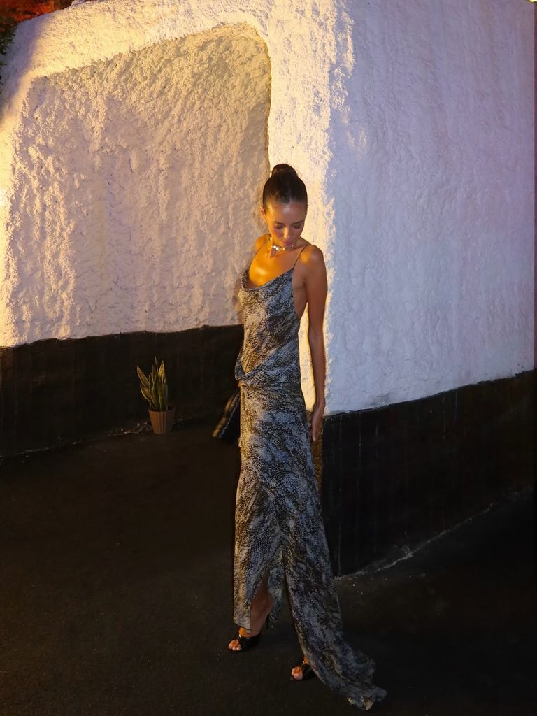 Victoria Federica presume de espalda y bronceado con un vestido de gala vaporoso y animal print en Marbella
