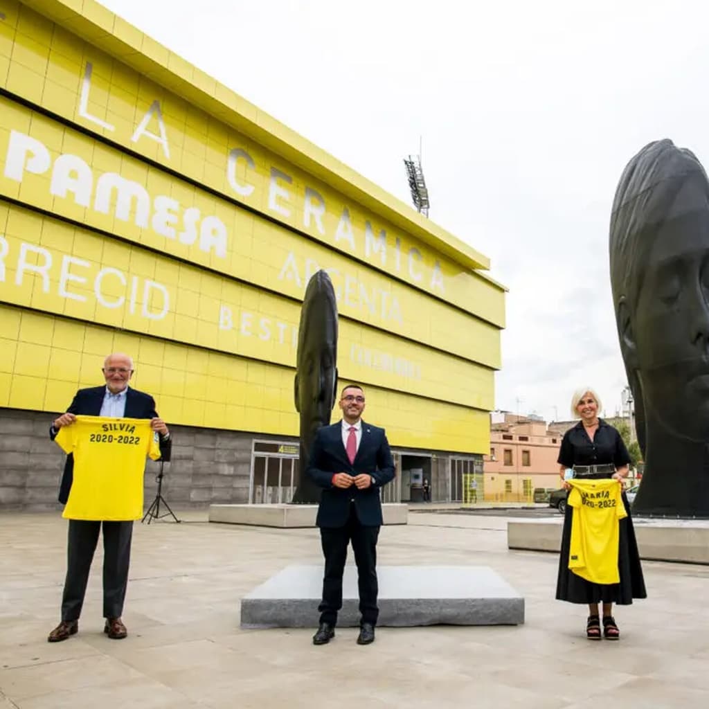 Hortensia Herrero y Juan Roig, el pasado septiembre, con las dos obras de Jaume Plensa que ha cedido a la ciudad de Villarreal (Castellón)