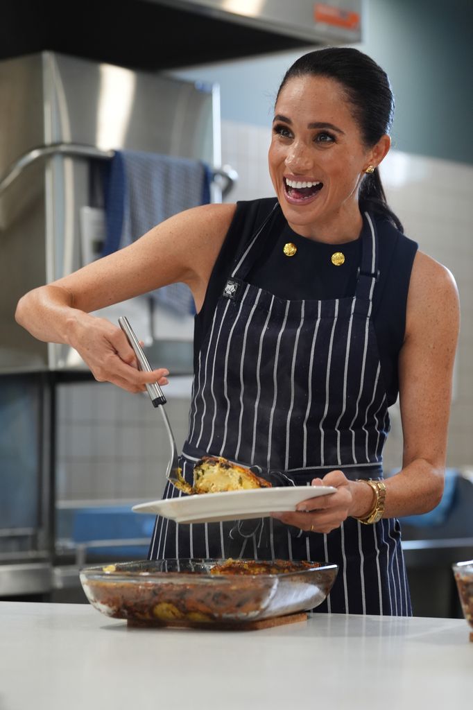 Meghan, la duquesa de Sussex, sirviendo el almuerzo en el centro McAuley Community Services for Women, un lugar para mujeres sin hogar o que han sufrido violencia familiar, el 14 de abril de 2026, en Melbourne, Australia.