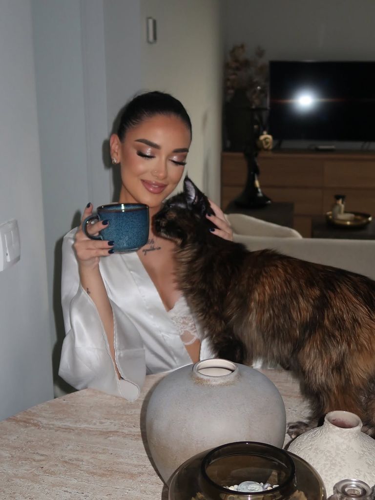 Junto a uno de sus gatos