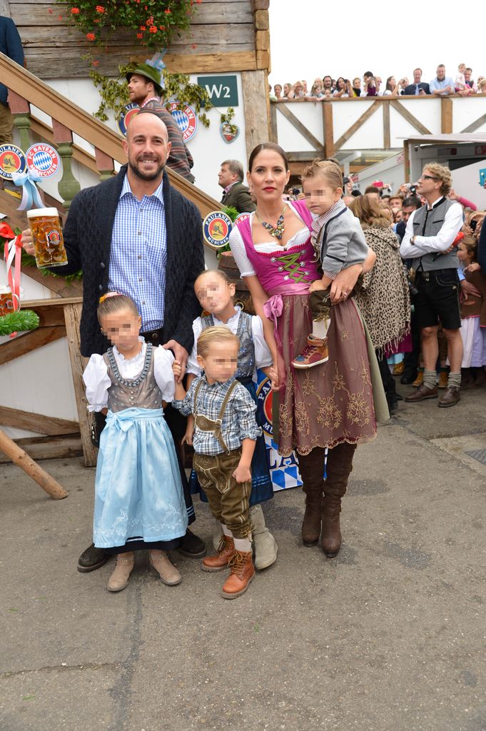 Pepe Reina, con su mujer y sus hijos en una imagen de archivo