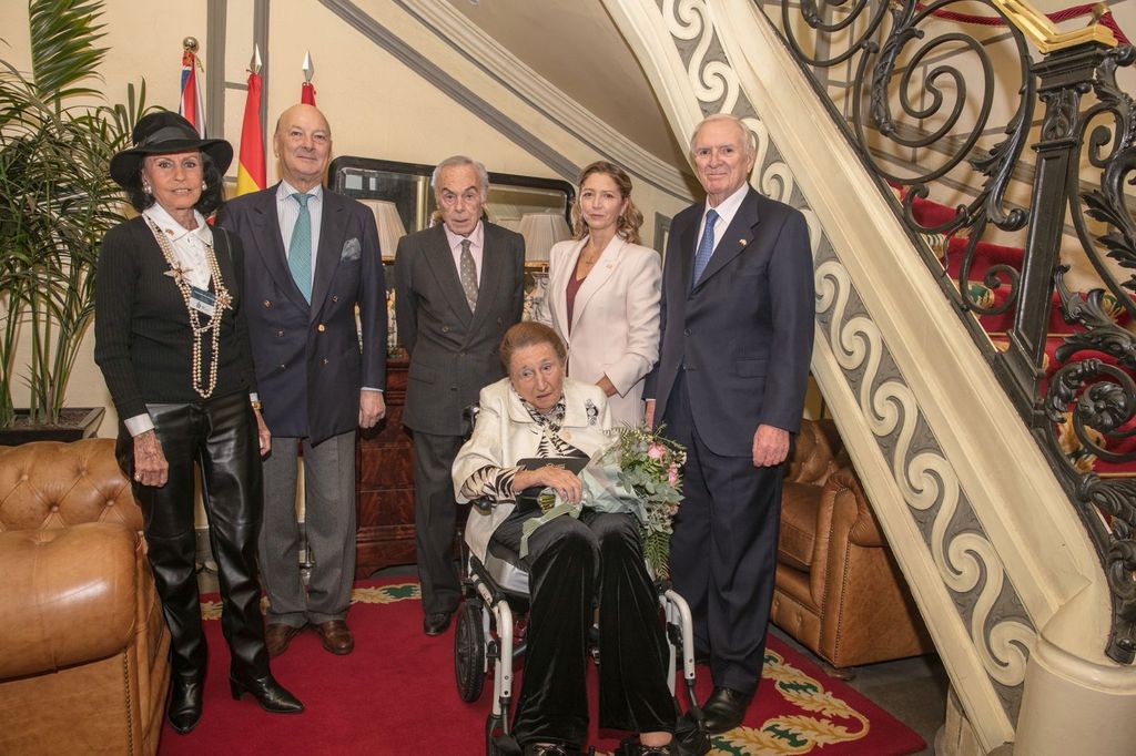 De izquierda a derecha: Sonsoles Diez de Rivera, el Marqués de Vargas, Carlos Zurita, Duque de Soria, Pilar González-Baylín, presidente ejecutiva de FHB, Sir Roger Fry, fundador de la Fundación Hispano Británica, y la infanta Margarita, Duquesa de Soria, presidenta de honor de la fundación