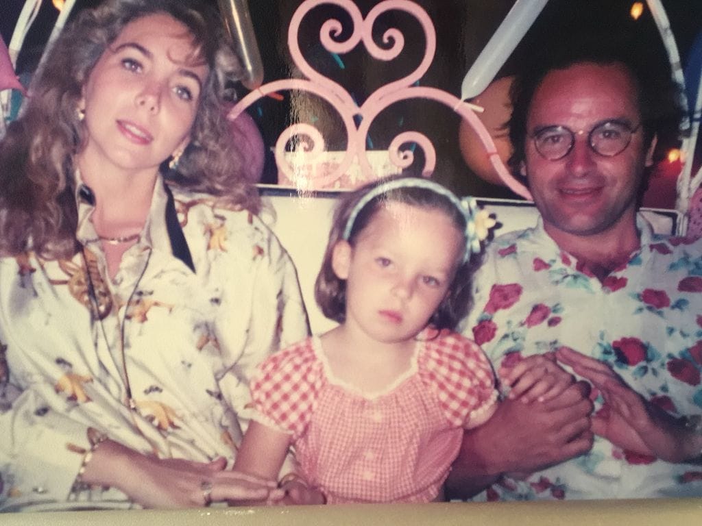 Belinda Schull, madre de la cantante, felicitó a su hija con esta linda postal. 
