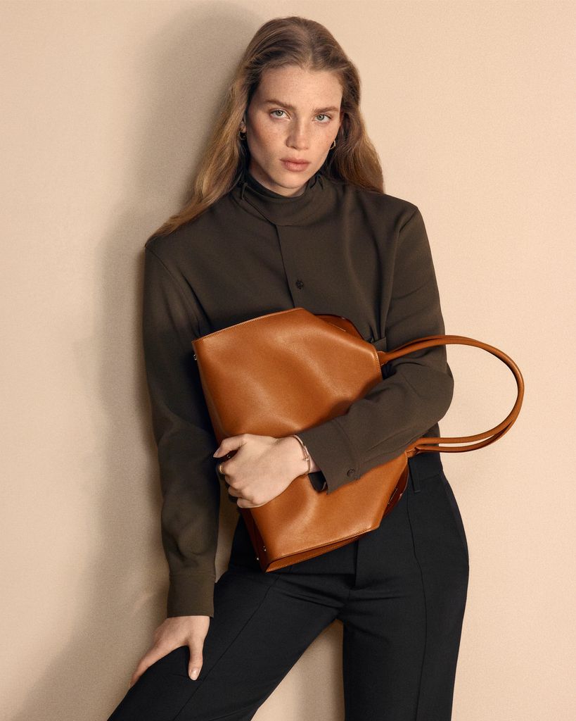 La estética de este bolso se basa en la pureza de la línea elegante y minimalista sin perder su esencia contemporánea. 