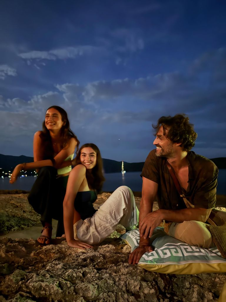 Iván Sánchez junto a sus hijas, Jimena y Olivia