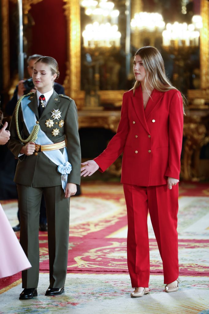 La princesa Leonor y la infanta Sofía, minutos antes del inicio del besamanos en el Palacio Real