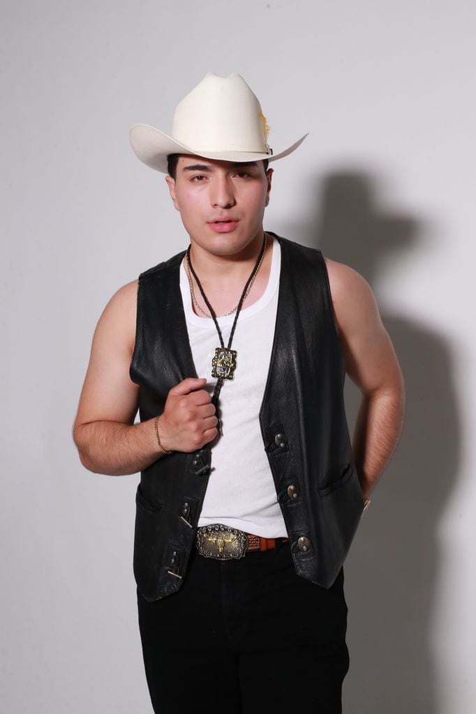 Mike León, cuyo nombre de pila es Miguel García Soto, es originario de León, Guanajuato.