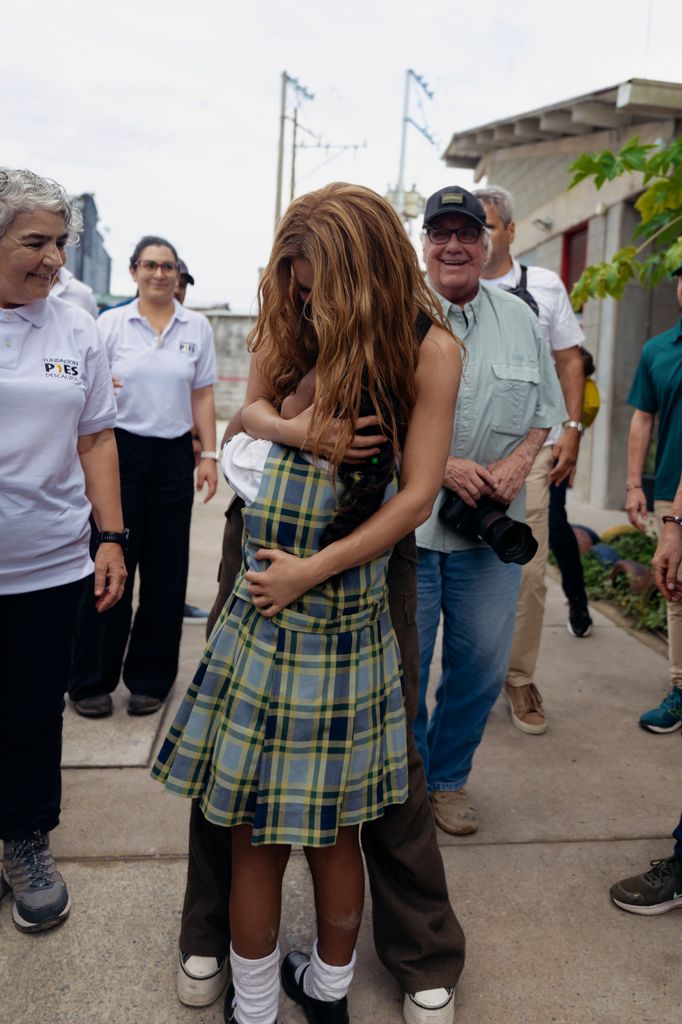 Shakira ha abrazado con cariño a una de las pequeñas durante su recorrido por Quibdó, donde Pies Descalzos trabaja desde hace más de dos décadas
