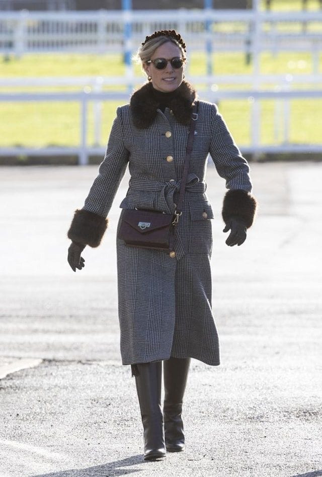 El abrigo gris de peluche de Zara Tindall completó un fantástico look monocromático.