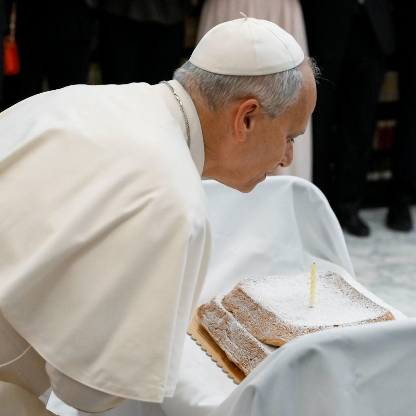 El máximo pontífice sopló la velita en un sencillo pastel con el que agradeció un año más de vida