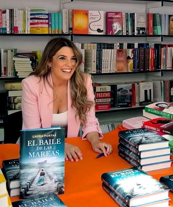 Laura Portas, firmando ejemplares de su primera novela ‘El baile de las mareas’.