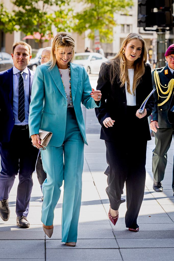 La reina Máxima y la princesa Amalia  llegan a la Corporación Financiera Internacional en Washington D. C.