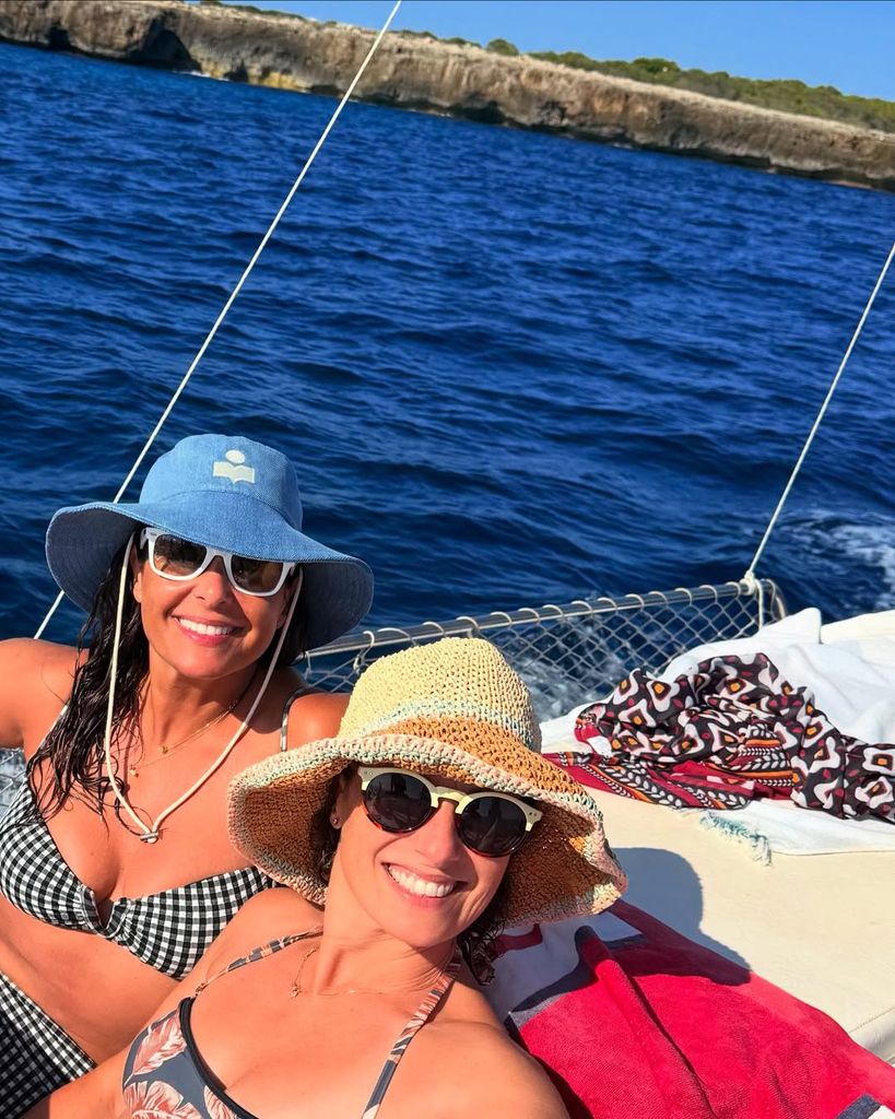 Nuria y su hermana disfrutando en el pasado de la preciosa embarcación
