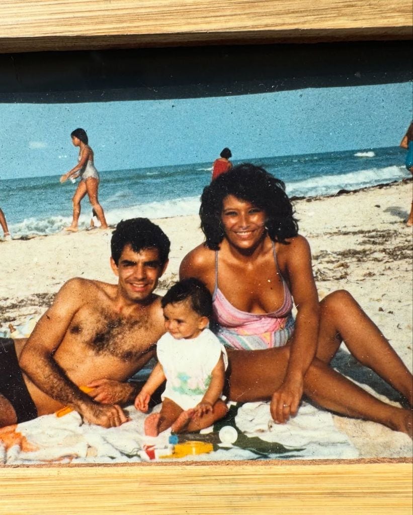 Aislinn compartió este recuerdo junto a sus papás.