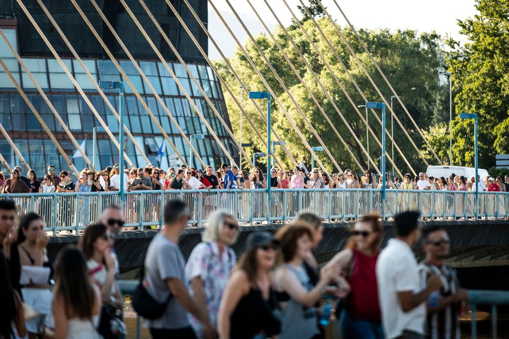 Los fans hacen fila para entrar al concierto de Jennifer Lopez en el Parque de Tafisa el 8 de julio de 2025, en Pontevedra, Galicia, España.