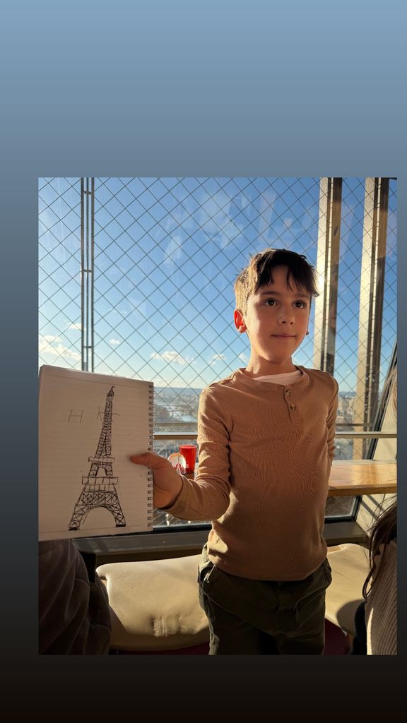 Patricio se sintió inspirado y dibujó la Torre en una libreta de su hermana Amelia.