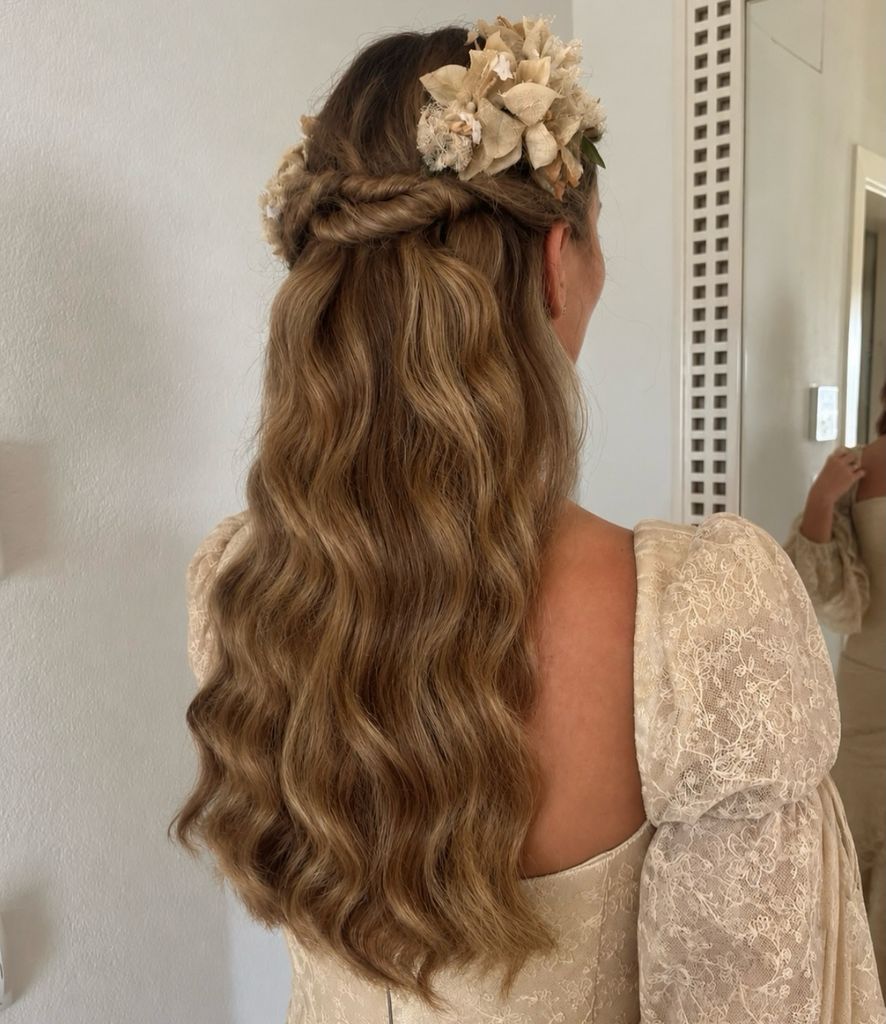 Semirrecogido con tocado de flores