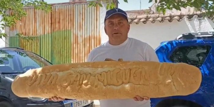 Ginés con una barra de pan gigante 