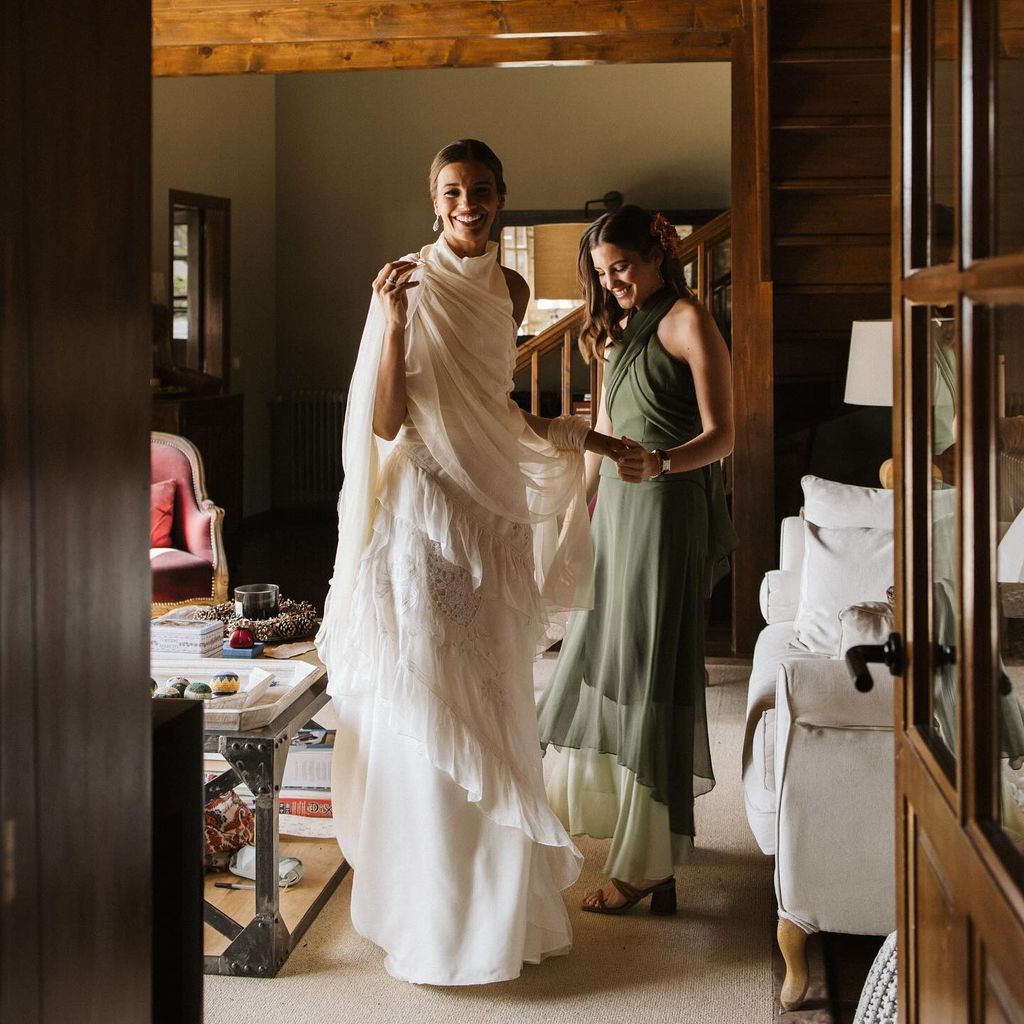 Vestidos de novia virales con manteles y colchas volantes