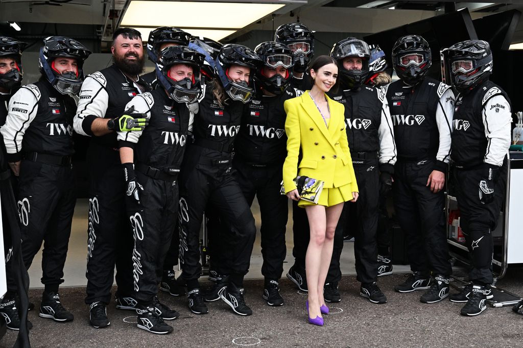 Lily Collins se retrató con el pit crew de Cadillac F1.
