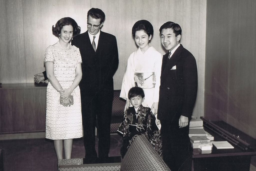 El rey Balduino de Bélgica junto a su esposa Fabiola, y a su lado el emperador Akihito y su mujer Michiko, junto a Nahurito, actual emperador, cuando era pequeño
