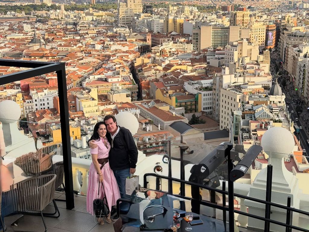 América Guinart y su esposo posaron desde fascinantes sitios