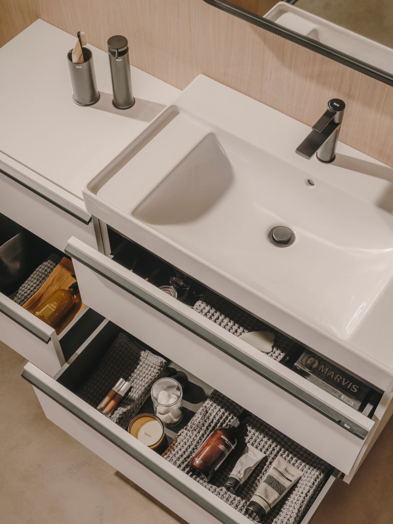 Mueble de lavabo blanco con cajones