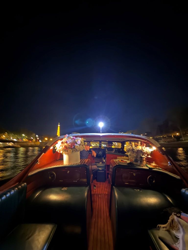 El barco en el que la pareja disfrutó de un paseo nocturno por el río Sena