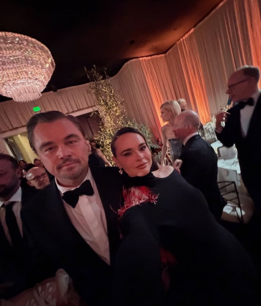 Fabiola Guajardo con Leonardo DiCaprio en los Golden Globes 2026.