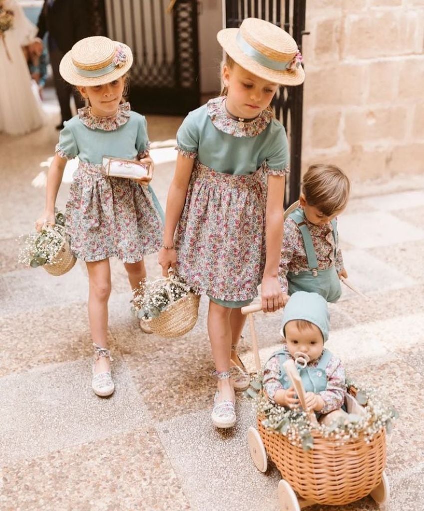 Niños de arras modernos para bodas de verano vestidos flores