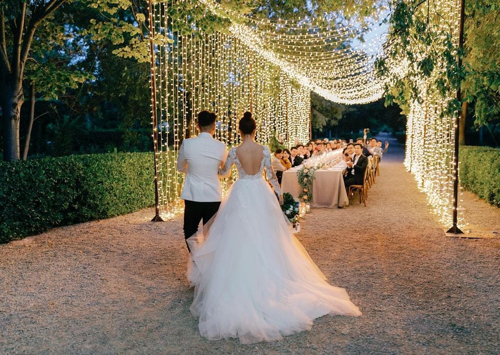 Iluminación con cascadas de luces y cortinas para bodas mesa imperial