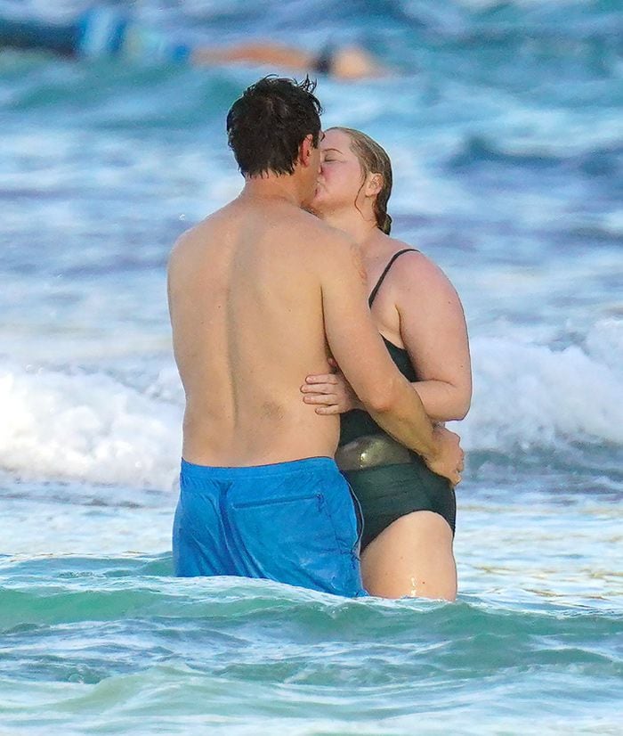 Amy Schumer, con su marido y su hijo en el Caribe