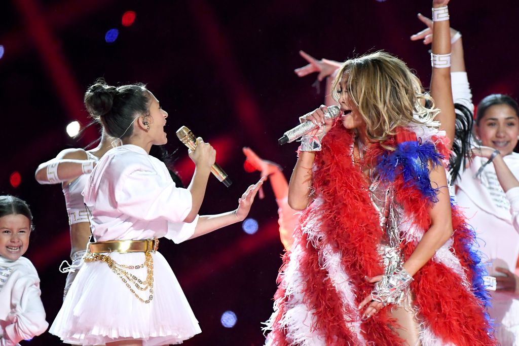 Emme Muñiz con JLo sobre el escenario del Super Bowl LIV, en Miami, Florida.
