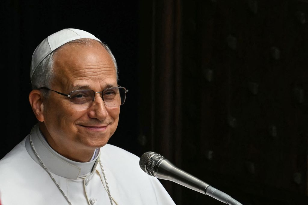 León XVI recita el ángelus este viernes en la entrada del Palazzo Apostolico en la Plaza de la Libertad en Roma