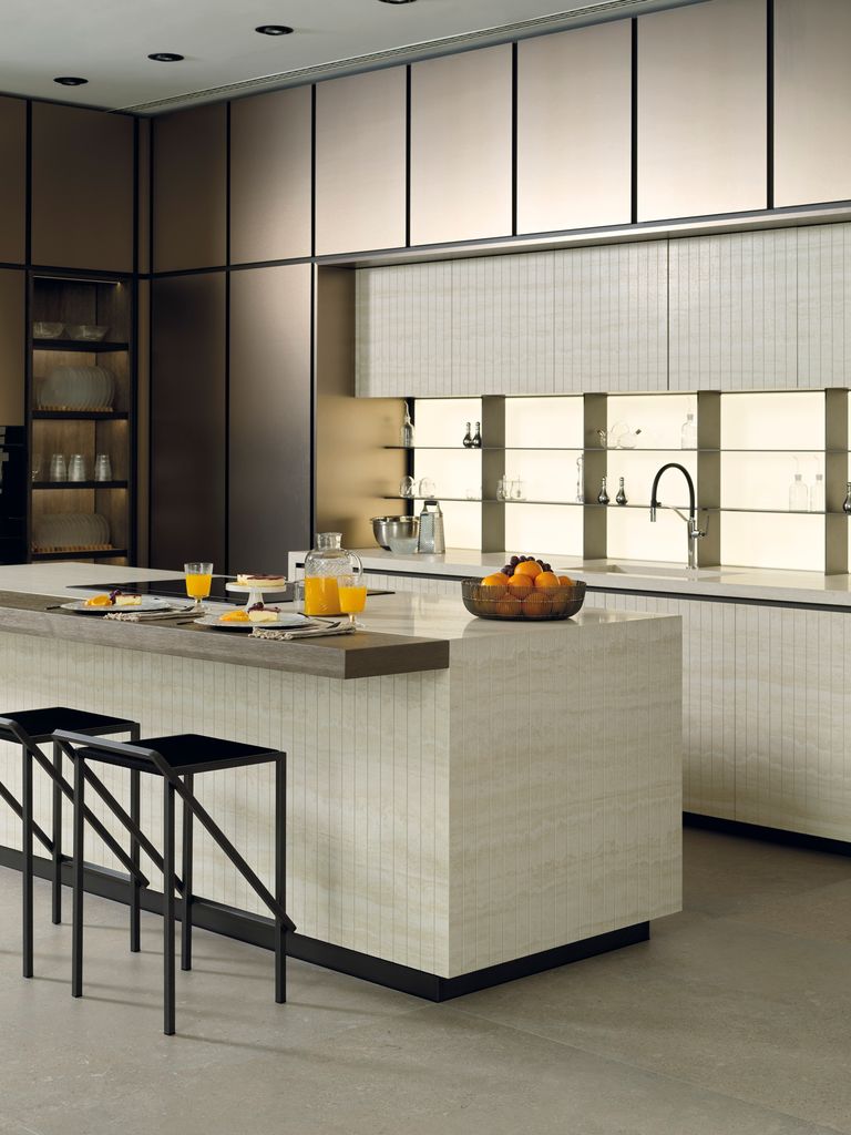 Cocina con isla y barra