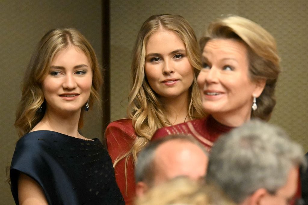 Amalia y Elisabeth, las únicas princesas herederas presentes en la abdicación de Luxemburgo