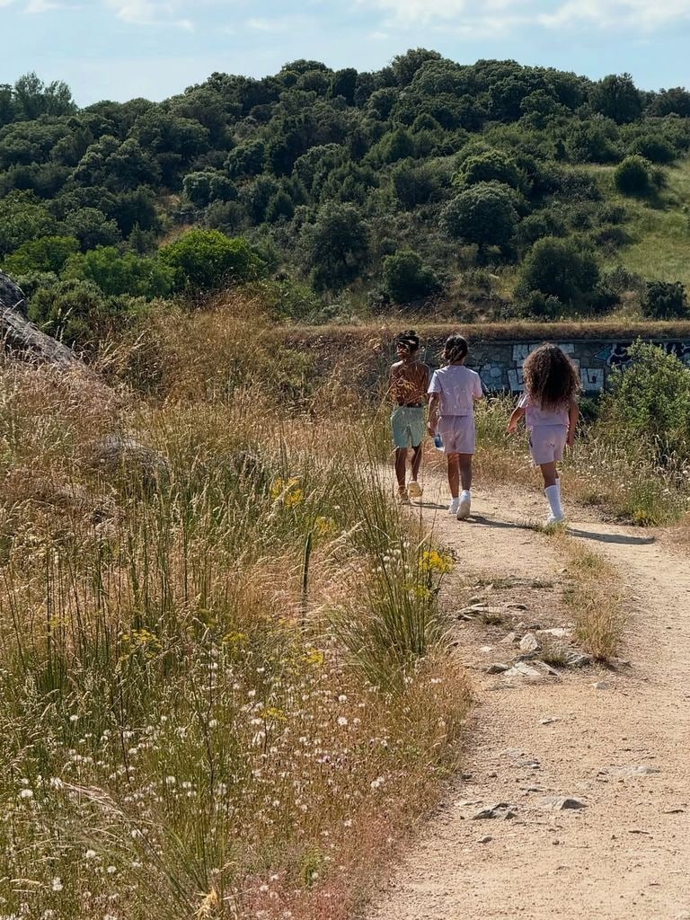 Eva, Mateo y Alana Martina se divirtieron caminando rumbo al lago