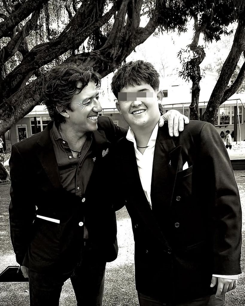 La emoción de Nicolás Vallejo-Nágera en la graduación de su hijo Andrea Nicolás: 'No puedo estar más orgulloso de ti'