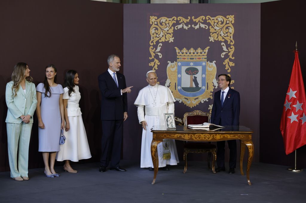 La Familia Real en el acto de entrega de la Llave de Oro de Madrid al Papa 

