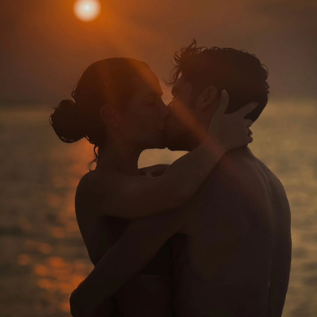 El beso de película de Cayetano Rivera y Tamara Gorro