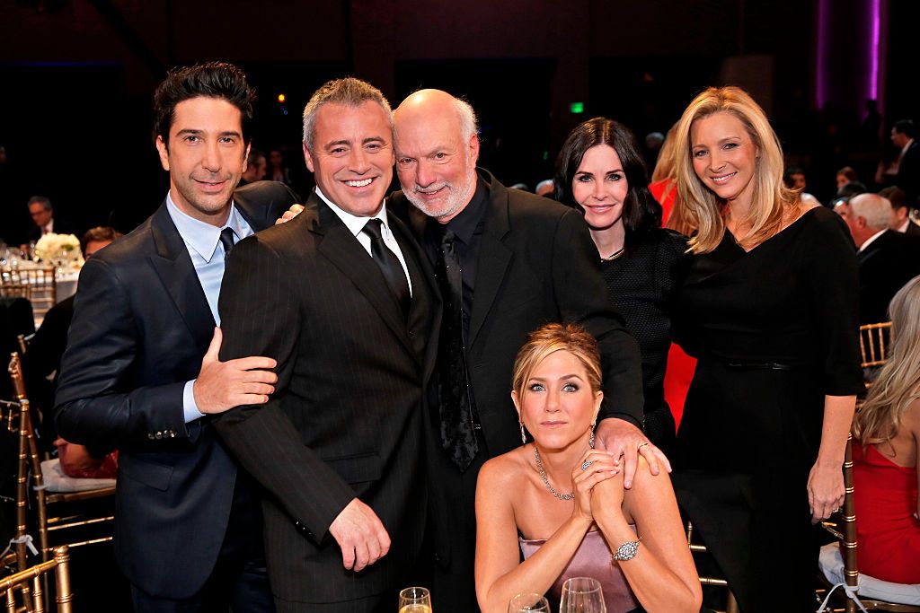 James Burrows posa con los actores de 'Friends'
